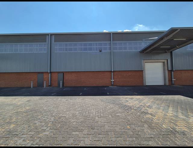 800M² WAREHOUSE TO LET IN LONGLAKE